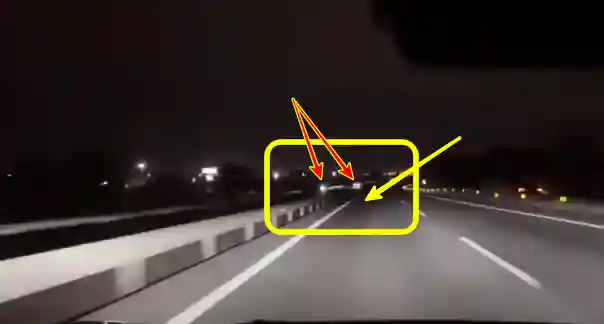 왼편에 맞은편 차량(붉은색 화살표)가 나타나자 상대차량의 눈부심 방지를 위해 도로가 어두워집니다(노랑색 화살표).