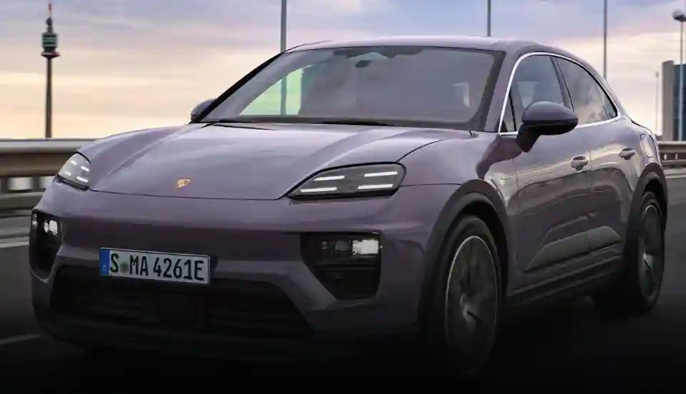 Porsche Macan 4 Electric (Front three-quarter view)