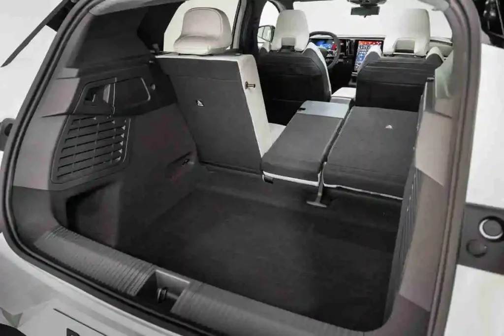 실내 적재공간 (출처: Car Magazine)